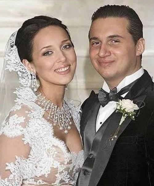 Алсу со своим мужем Яном Абрамовым вместе уже 15 лет. 01