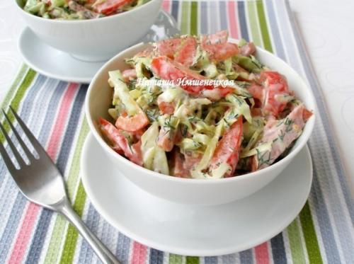 Обалденный салат с овощами и копченой колбаской.