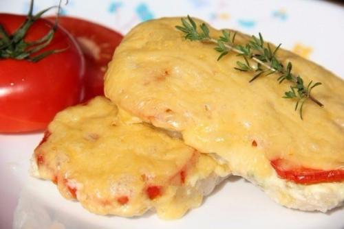 Сочное мясо под помидорно - сырной шубкой. Сочное мясо под помидорно - сырной шубкой.