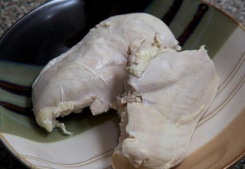 Салат из свежей капусты с курицей.

