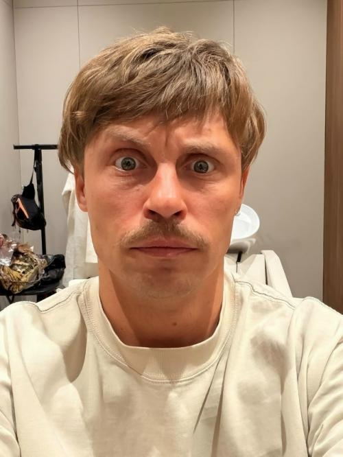 Известный актер Александр Головин, сыгравший юного кадета Макарова, поделился семейным счастьем. 01