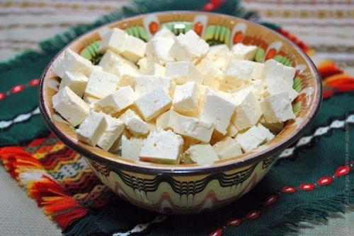 Домашняя брынза?   Взять хорошее молоко, уксус и соль.