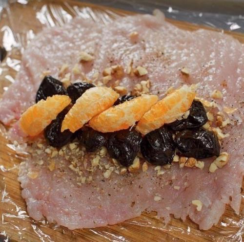 Паровой куриный рулет с мандаринами и черносливом? 04 Паровой куриный рулет с мандаринами и черносливом? 04