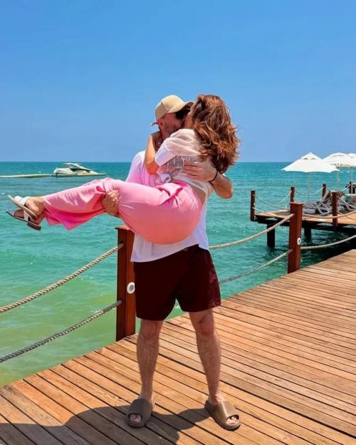 Анфиса Чехова поделилась яркими моментами из своего отдыха в Турции, где она снялась на руках у своего возлюбленного. 01