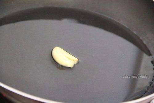 Куриная грудка с помидорами на сковороде. 02