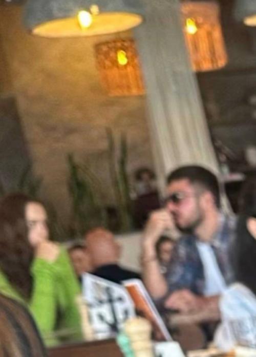 Валю карнавал снова подловили с её новым парнем - 29-летним бизнесменом, совладельцем мороженого Чистая Линия, Аргишти эвояном. 01