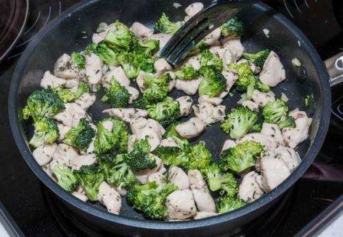 Паста с курицей, овощами и сливочным соусом. 04