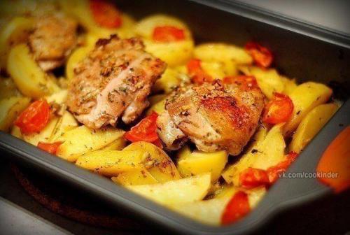 Курица, маринованная в кефире, запечённая с картофелем, травами и чесноком. Курица, маринованная в кефире, запечённая с картофелем, травами и чесноком.