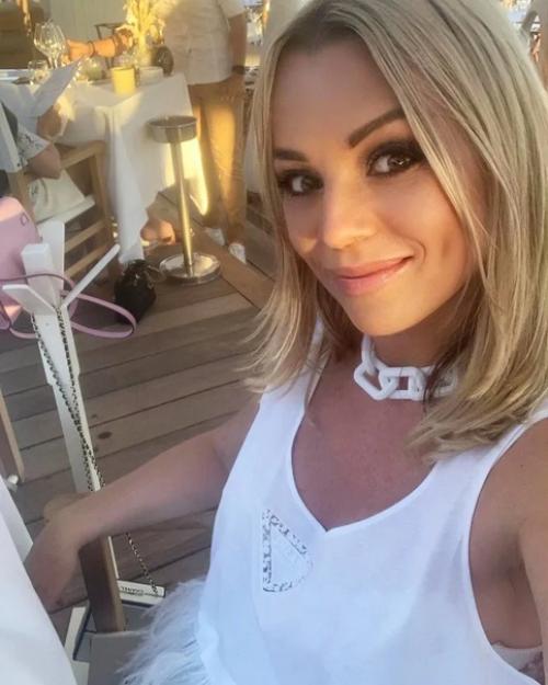 Звезда 90-х Ирина Салтыкова поразила поклонников стройной фигурой в бикини. 01