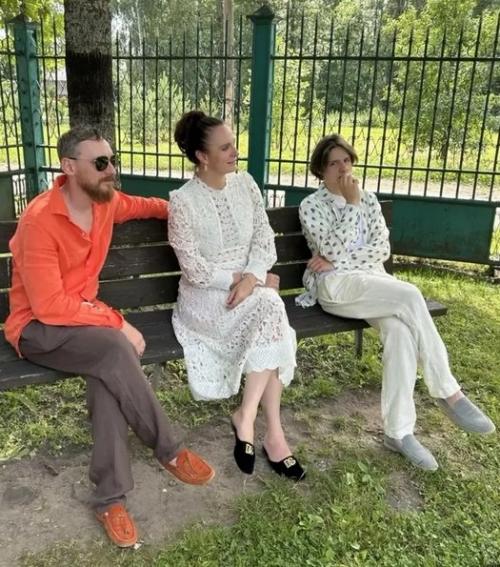 Рост Вани 175 см: Елена Ваенга снялась с мужем и 13-летним сыном. 01