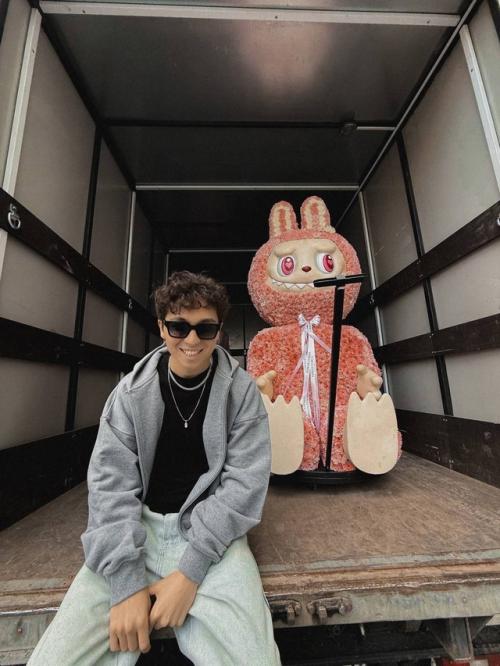 Ане акулич подарили огромного лабуда, выполненного из живых цветов! 01