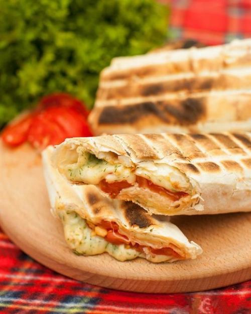 Лаваш с сыром и помидорами на гриле. 08