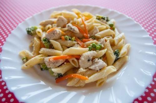 Паста с курицей, овощами и сливочным соусом.

