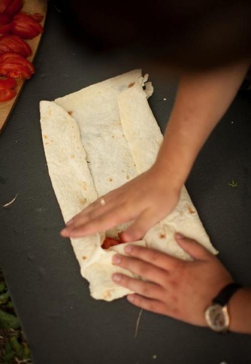 Лаваш с сыром и помидорами на гриле. 06