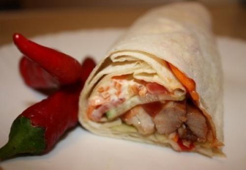 Шаурма по-быстрому.

Ингредиенты для шаурмы по-быстрому (количество ингредиентов на вкус каждого).

