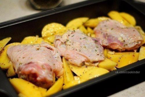 Курица, маринованная в кефире, запечённая с картофелем, травами и чесноком. 04 Курица, маринованная в кефире, запечённая с картофелем, травами и чесноком. 04