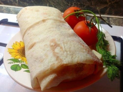 Шаурма. 

Шаурма - ближневосточное блюдо (вероятно, турецкого происхождения) из питы или лаваша, начинённого рубленым жареным мясом.  