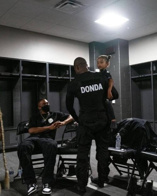 А это уже кимулькин с детьми пришли поддержать бывшего на презентации альбома Donda. 03