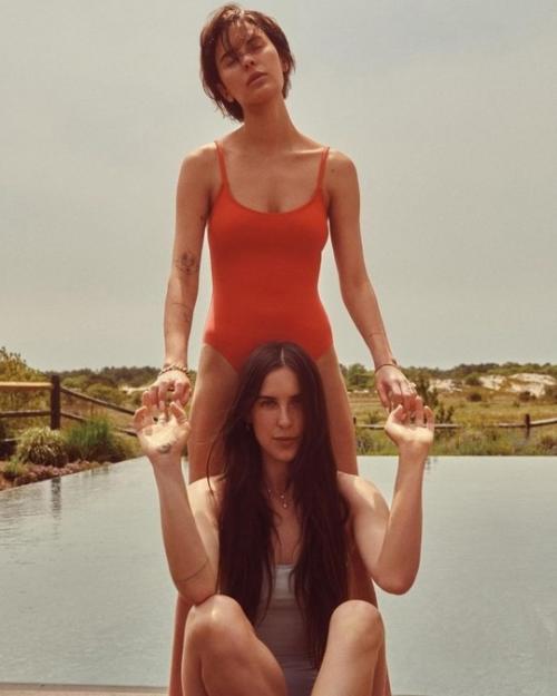 Деми Мур и её три дочери снялись вместе в фотосессии. 03