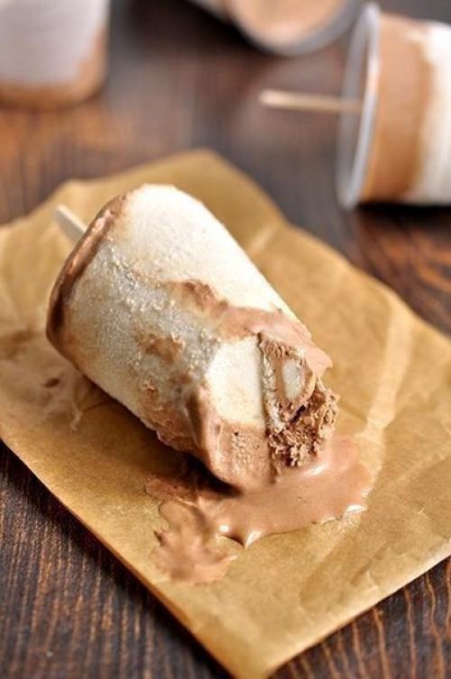 Сливочно - бананово - шоколадное мороженое.