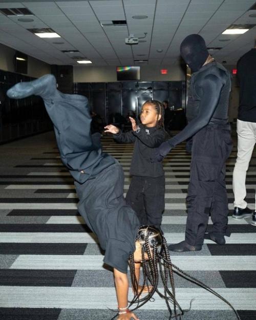 А это уже кимулькин с детьми пришли поддержать бывшего на презентации альбома Donda. 02