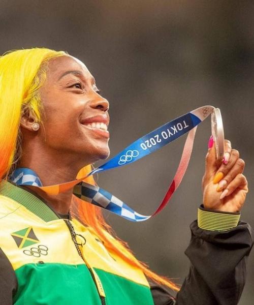 Пока мы следим за результатами нашей сборной, на олимпиаде своя борьба за звание самого стильного маникюра. 03