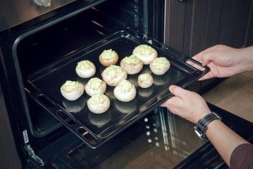 Фаршированные шампиньоны.  Ингредиенты: 07