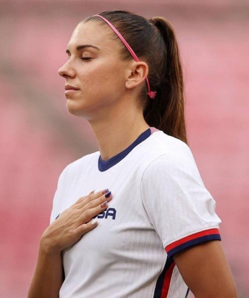 Пока мы следим за результатами нашей сборной, на олимпиаде своя борьба за звание самого стильного маникюра. 02