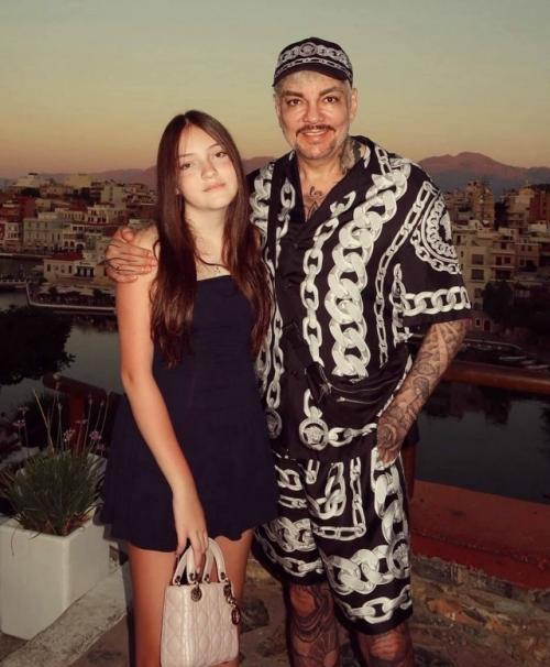 Филипп Киркоров продемонстрировал свою 13-летнюю дочь Аллу - Викторию во время отдыха в Греции - и она действительно впечатляет! 01