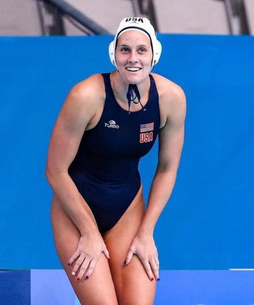 Пока мы следим за результатами нашей сборной, на олимпиаде своя борьба за звание самого стильного маникюра. 04