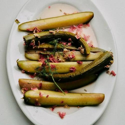 Памела андерсон выпустила лимитированную серию маринованных огурцов. 02