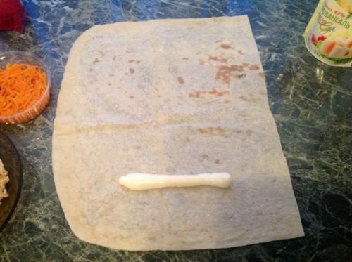 Шаурма.   Шаурма - ближневосточное блюдо (вероятно, турецкого происхождения) из питы или лаваша, начинённого рубленым жареным мясом. 05