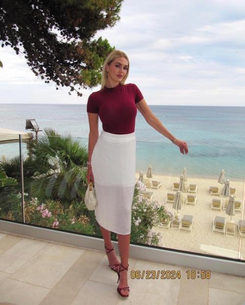 66-Летний Дольф лундгрен, знаменитый актер боевиков, испытывает большое счастье в браке с 27-летней супругой Эммой крокдал. 07