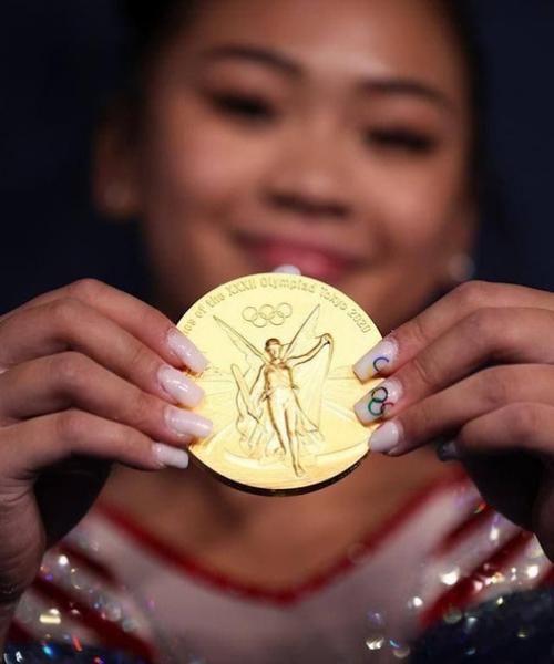 Пока мы следим за результатами нашей сборной, на олимпиаде своя борьба за звание самого стильного маникюра. 01