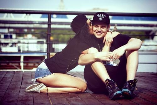 - Кто цветы подарил? 
