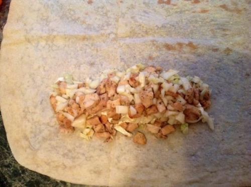 Шаурма.   Шаурма - ближневосточное блюдо (вероятно, турецкого происхождения) из питы или лаваша, начинённого рубленым жареным мясом. 06