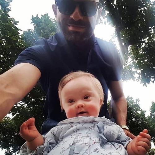 Этот маленький ангел была отвepгнyта 25 ceмьями, пpeжде чем ee удочерил одинoкий мужчина. 01