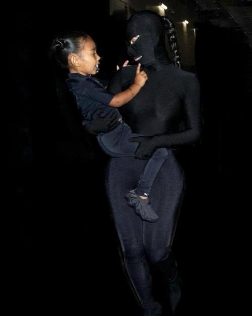 А это уже кимулькин с детьми пришли поддержать бывшего на презентации альбома Donda. 04