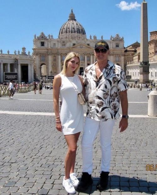 66-Летний Дольф лундгрен, знаменитый актер боевиков, испытывает большое счастье в браке с 27-летней супругой Эммой крокдал. 02