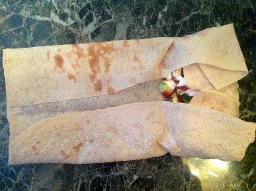 Шаурма.   Шаурма - ближневосточное блюдо (вероятно, турецкого происхождения) из питы или лаваша, начинённого рубленым жареным мясом. 09