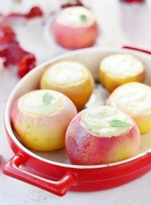 Печеные яблоки с творогом.