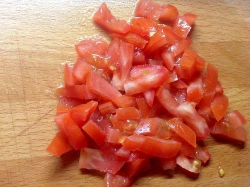 Шаурма.   Шаурма - ближневосточное блюдо (вероятно, турецкого происхождения) из питы или лаваша, начинённого рубленым жареным мясом. 04