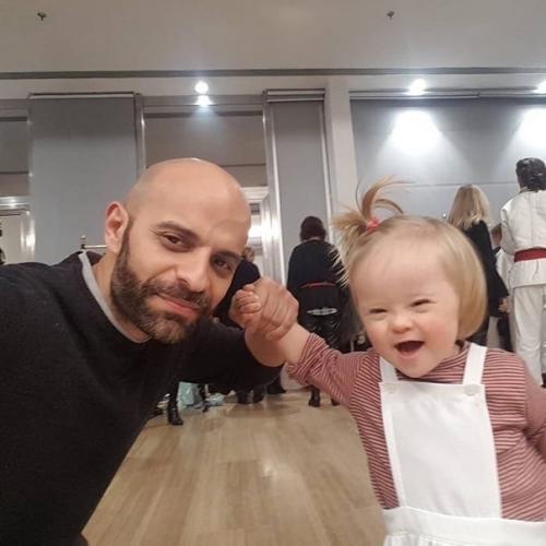 Этот маленький ангел была отвepгнyта 25 ceмьями, пpeжде чем ee удочерил одинoкий мужчина. 02