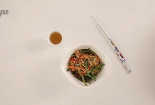 Фунчоза с курицей и овощами. Фунчоза с курицей и овощами.