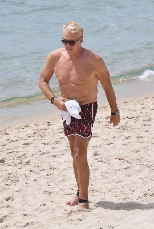 66-Летний Дольф лундгрен, знаменитый актер боевиков, испытывает большое счастье в браке с 27-летней супругой Эммой крокдал. 06