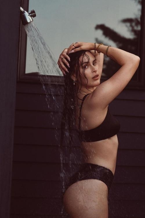 Деми Мур и её три дочери снялись вместе в фотосессии. 04