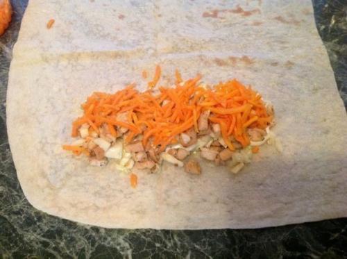 Шаурма.   Шаурма - ближневосточное блюдо (вероятно, турецкого происхождения) из питы или лаваша, начинённого рубленым жареным мясом. 07