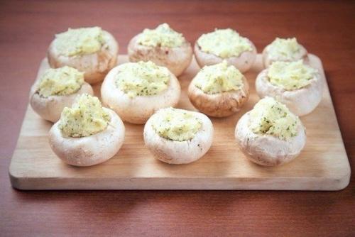 Фаршированные шампиньоны.  Ингредиенты: 06