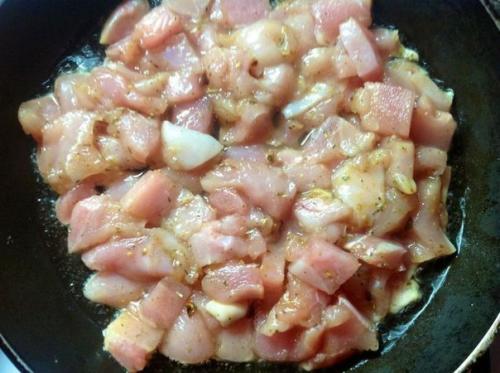 Шаурма.   Шаурма - ближневосточное блюдо (вероятно, турецкого происхождения) из питы или лаваша, начинённого рубленым жареным мясом. 01