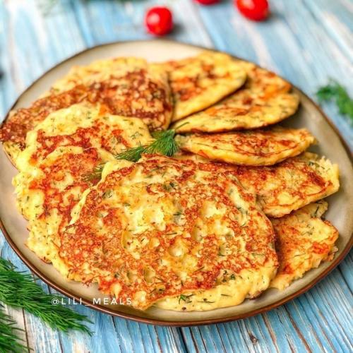 Сыpные лeпёшки с зeленью.